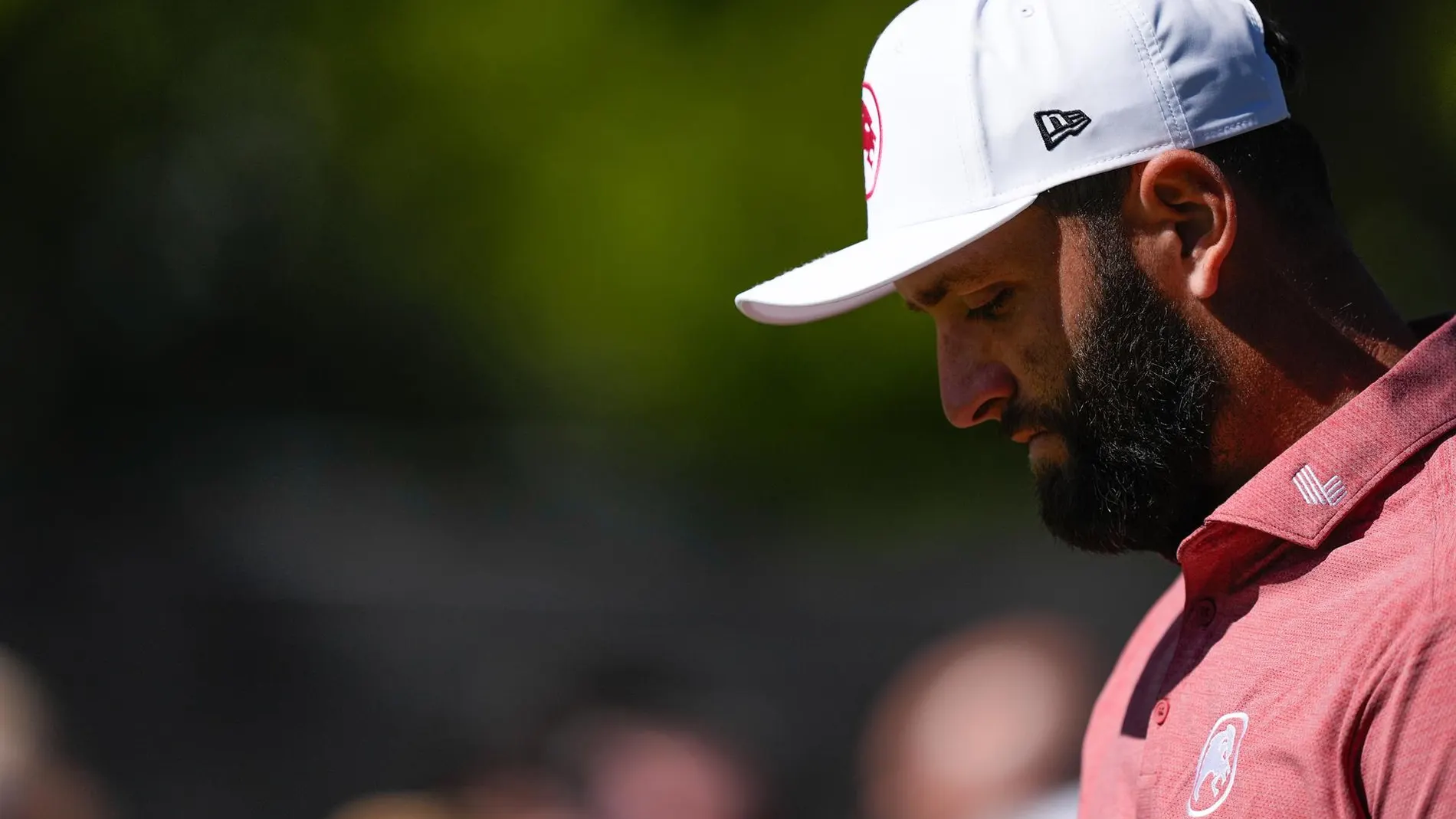 Jon Rahm, con gesto serio, durante su tercer recorrido en el US Open 2025