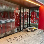 Vandalizan la sede del PSOE de Cantabria con pintadas y basura