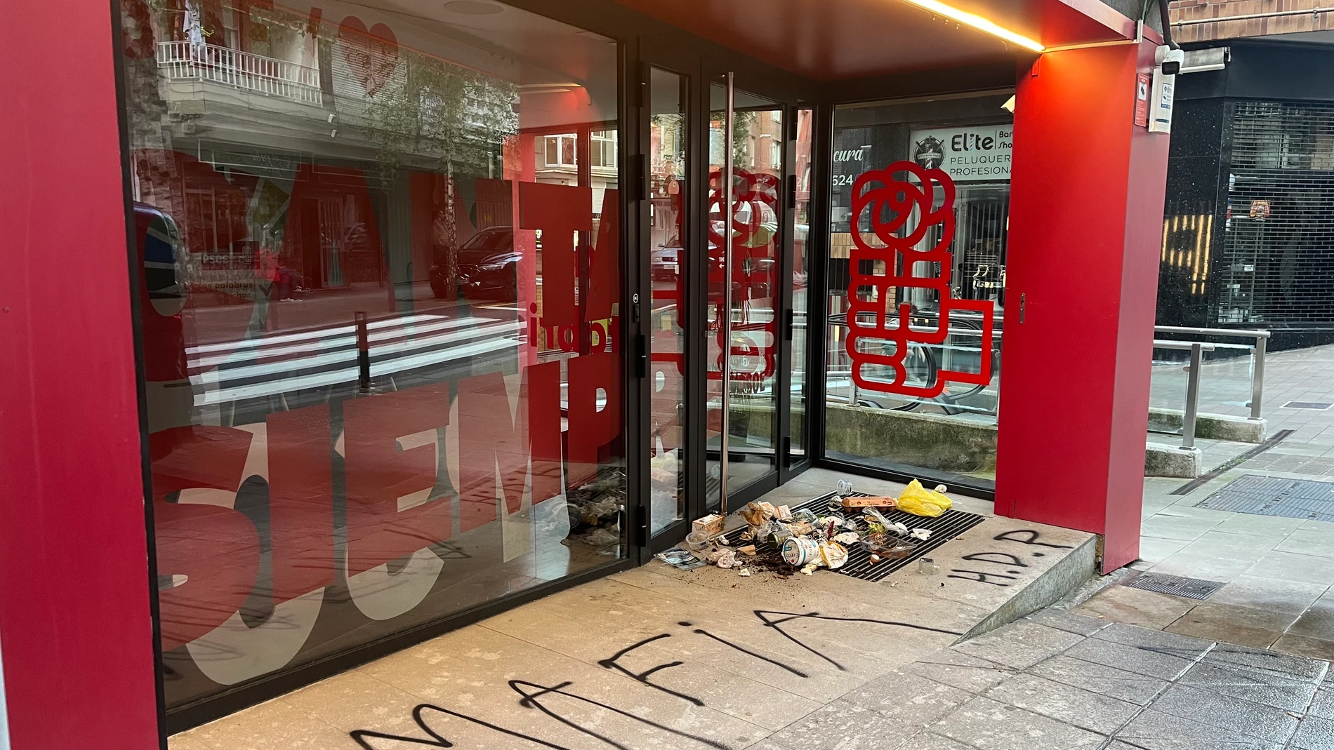 SANTANDER, 15/06/2025.- La sede del PSOE de Cantabria ha sido este domingo objeto de un acto vandálico con pintadas y basura esparcida por el suelo de su entrada. Ubicada en la calle Tres de Noviembre de Santander, la sede ha aparecido con pintadas en el suelo en las que se puede leer "MAFIA" y "H.D.P". EFE/ Pablo G. Hermida