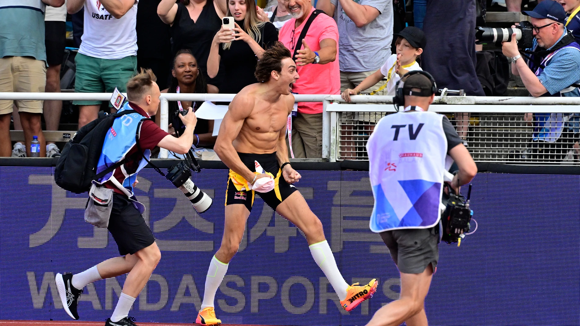 STOCKHOLM (Sweden), 15/06/2025.- Armand Duplantis (C) of Sweden celebrates after setting a new world record in the men's pole vault competition at the World Athletics Diamond League meeting in Stockholm, Sweden, 15 June 2025. (Salto con pértiga, Suecia, Estocolmo) EFE/EPA/Jonas Ekstromer SWEDEN OUT