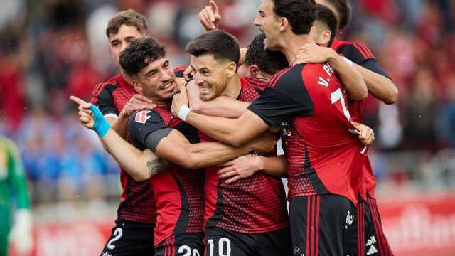 Los jugadores del Mirandés celebran el gol de Reina