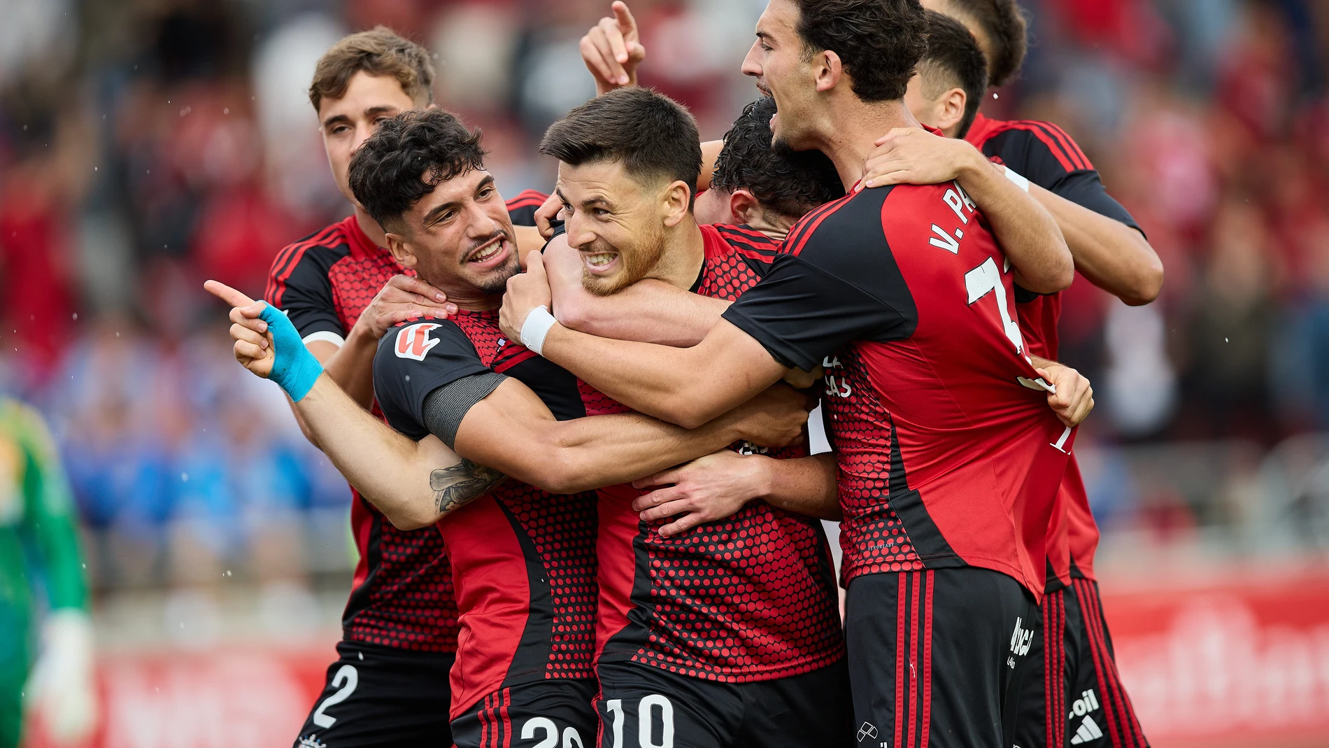 Los jugadores del Mirandés celebran el gol de Reina