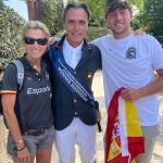 Diego Usón, acompañado por parte de la expedición española 