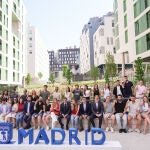 Almeida, junto a los beneficiarios de las nuevas viviendas del Ecobarrio de Puente de Vallecas