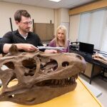 Darla Zelenitsky y Jared Voris, mostrando el cráneo reconstruido del “Príncipe Dragón” 