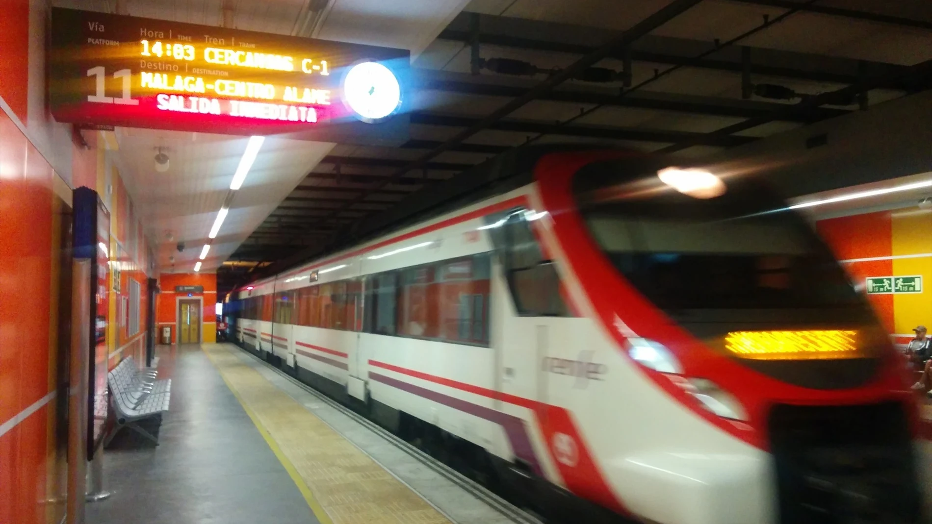 Tren de Renfe Cercanías Málaga en la estación María Zambrano