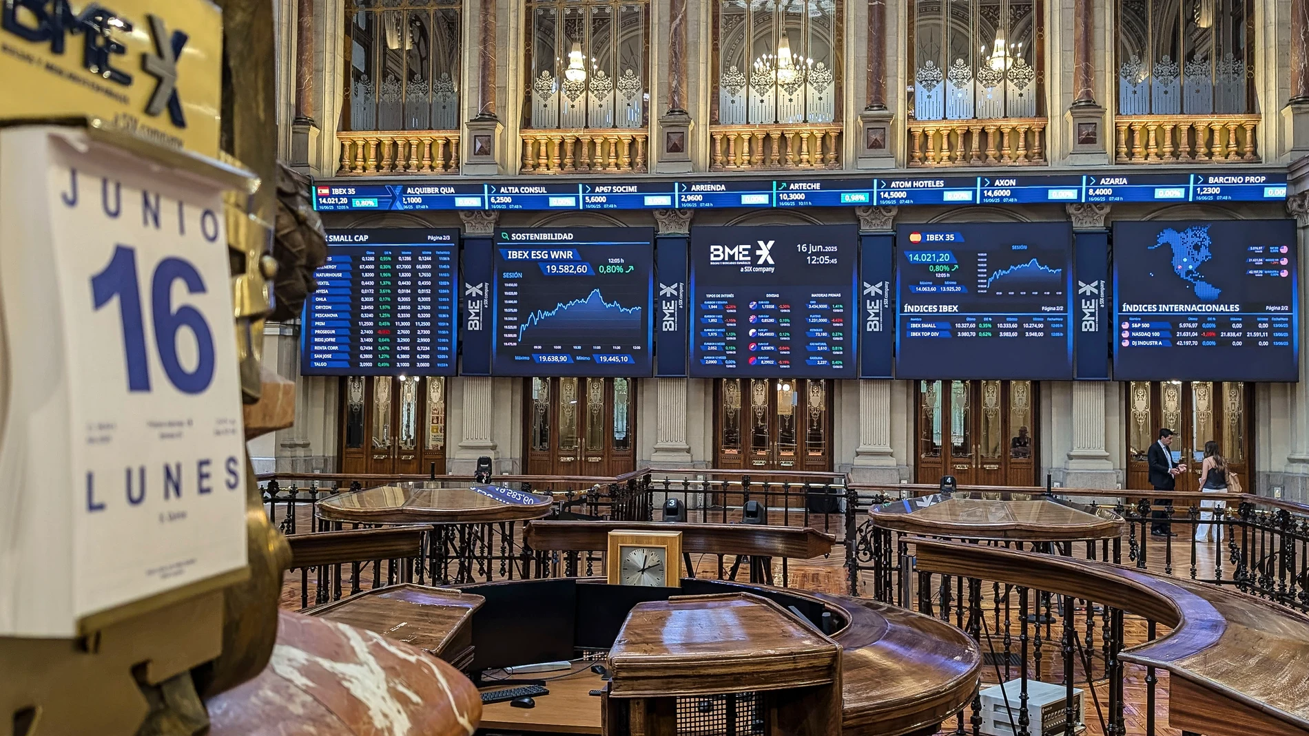 MADRID, 16/06/2025.- Varios paneles y monitores muestran en el parqué madrileño la evolución de la Bolsa española este lunes en el que principal selectivo de la Bolsa española, el IBEX 35, sube el 0,65 % tras la apertura y recupera los 14.000 puntos, pese a las tensiones geopolíticas entre Irán e Israel y el alza del precio del petróleo, que hoy modera su escalada. EFE/ Vega Alonso
