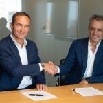 Carlos Vecino, director de Comercialización de Naturgy y Pierre-Yves Sachet, director de Mobility de Moeve, en la firma del acuerdo