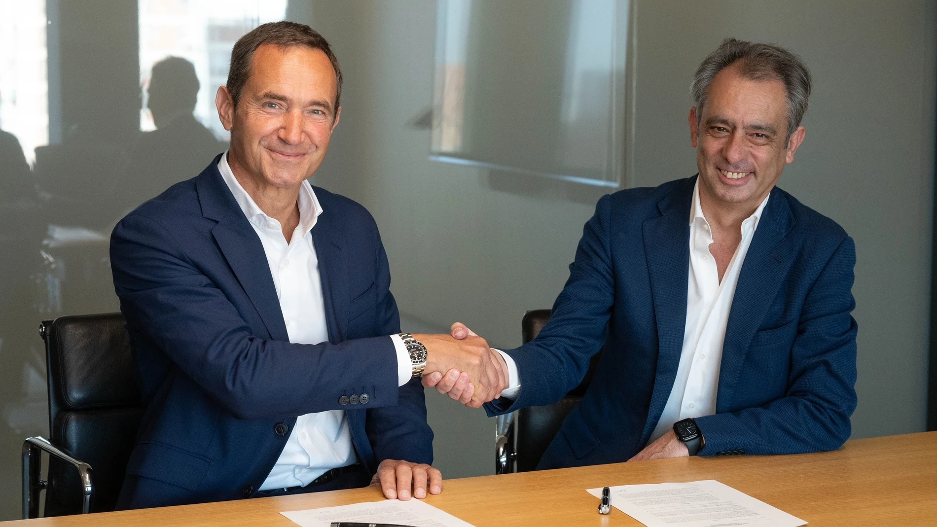 Carlos Vecino, director de Comercialización de Naturgy y Pierre-Yves Sachet, director de Mobility de Moeve, en la firma del acuerdo REMITIDA / HANDOUT por NATURGY Y MOEVE Fotografía remitida a medios de comunicación exclusivamente para ilustrar la noticia a la que hace referencia la imagen, y citando la procedencia de la imagen en la firma 16/06/2025