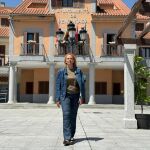 Carolina Folgueira, alcaldesa de Venturada, el pasado 5 de junio en la plaza del Ayuntamiento.