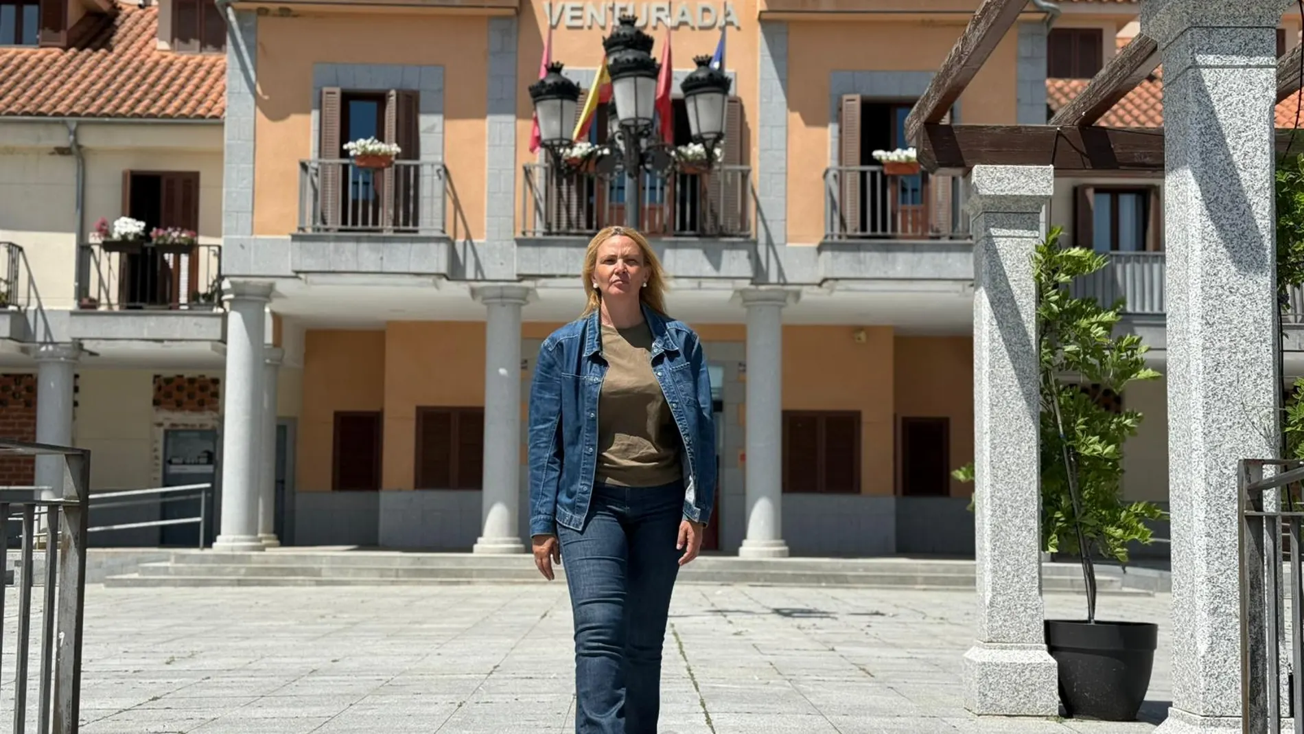 Carolina Folgueira, alcaldesa de Venturada, el pasado 5 de junio en la plaza del Ayuntamiento.