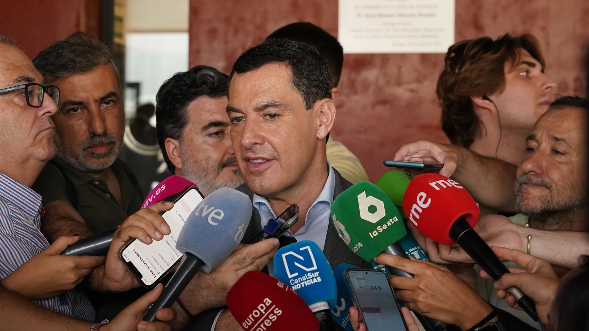 Juanma Moreno: "La corrupción ha atropellado a Pedro Sánchez"