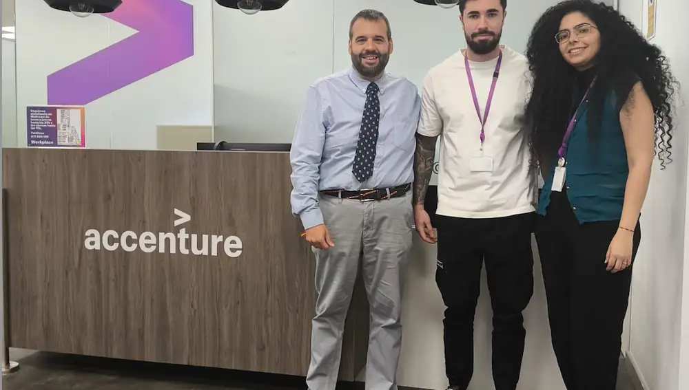 Foto de izquierda a derecha: Javier Muñoz, tutor de Retamar, David García-Espinosa, Erika Martín Silva, tutora en la empresa.