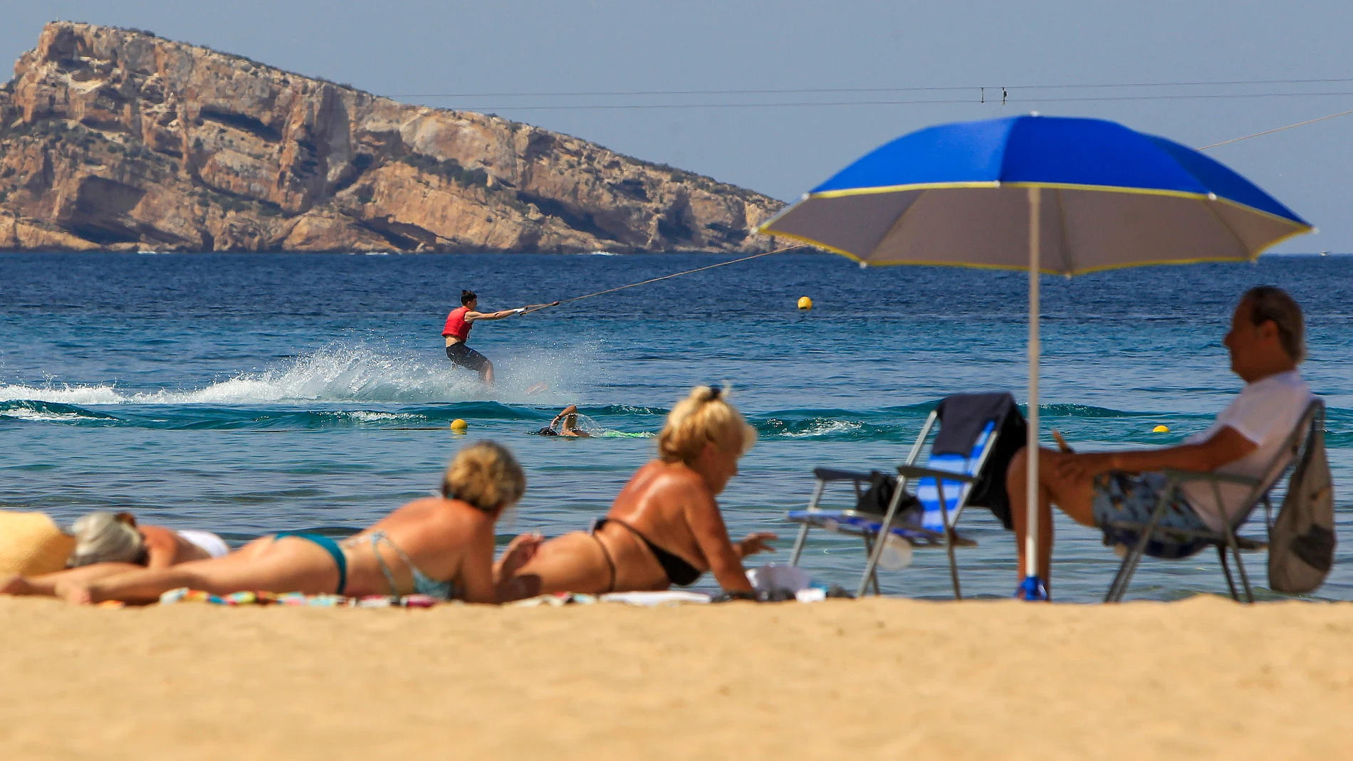 GRAFCVA8159. BENIDROM (ALICANTE), 16/06/2025.- Vista general de la playa de Levante de Benidorm adonde ha acudido un gran número de personas para disfrutar del buen tiempo y de las temperaturas veraniegas en el ecuador de junio. EFFE/Morell