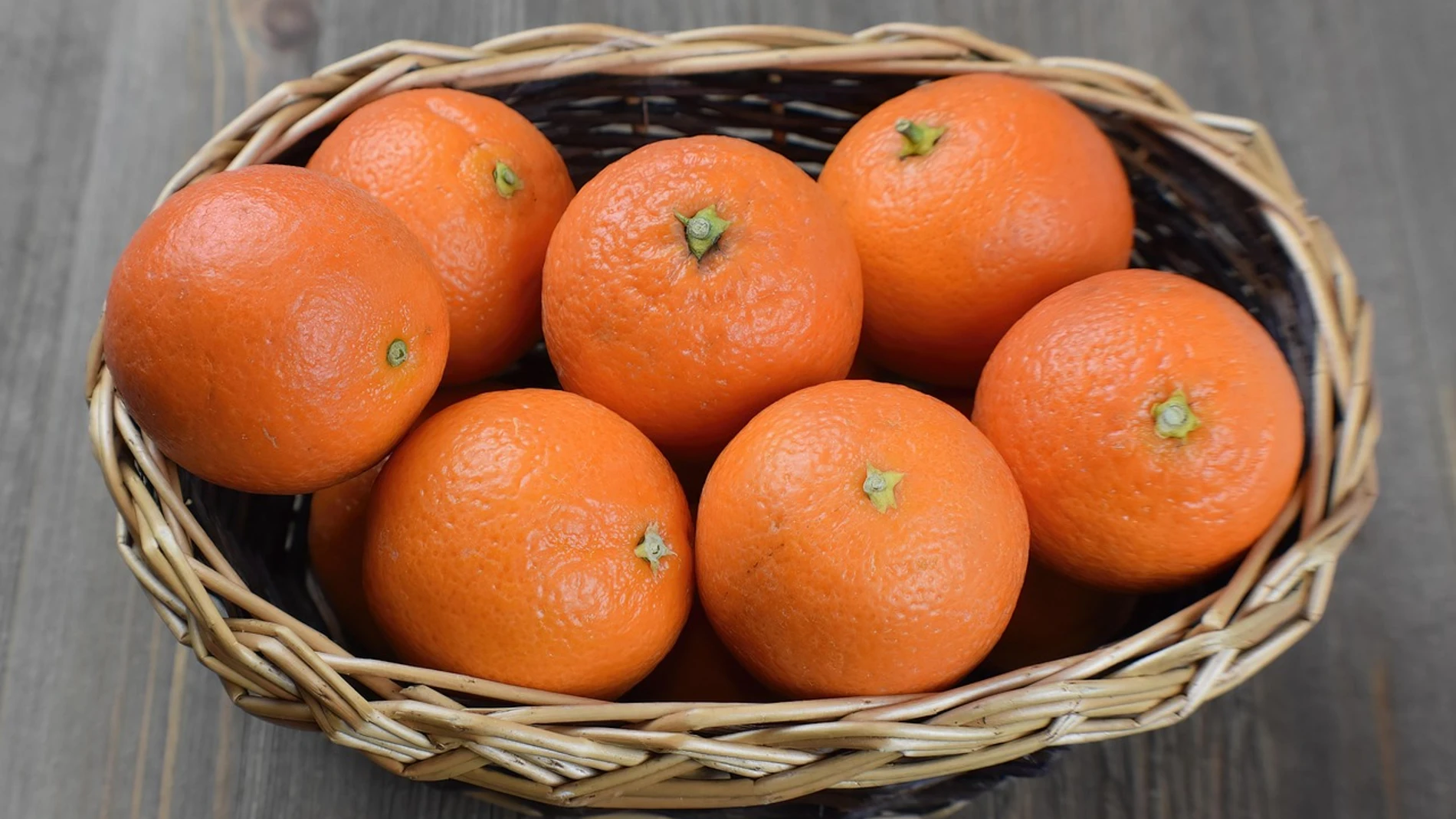 Poner cáscaras de mandarina al sol: por qué es recomendable y para qué sirve
