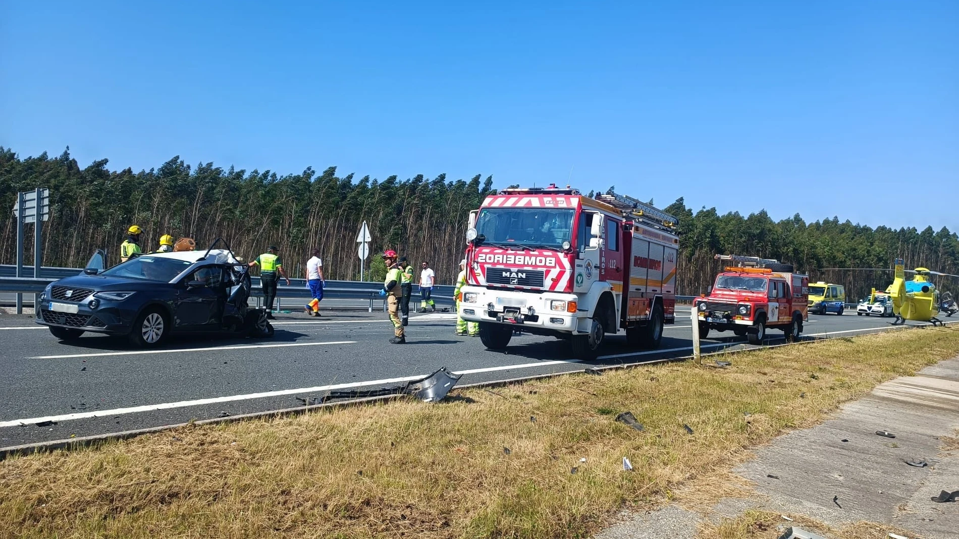 Accidente en la A-54 en O Pino (A Coruña), en el que falleció una persona y otras cinco resultaron heridas., a 16 de junio de 2025. REMITIDA / HANDOUT por CONSORCIO CONTRA INCENDIOS Y DE SALVAMENTO Fotografía remitida a medios de comunicación exclusivamente para ilustrar la noticia a la que hace referencia la imagen, y citando la procedencia de la imagen en la firma 16/06/2025