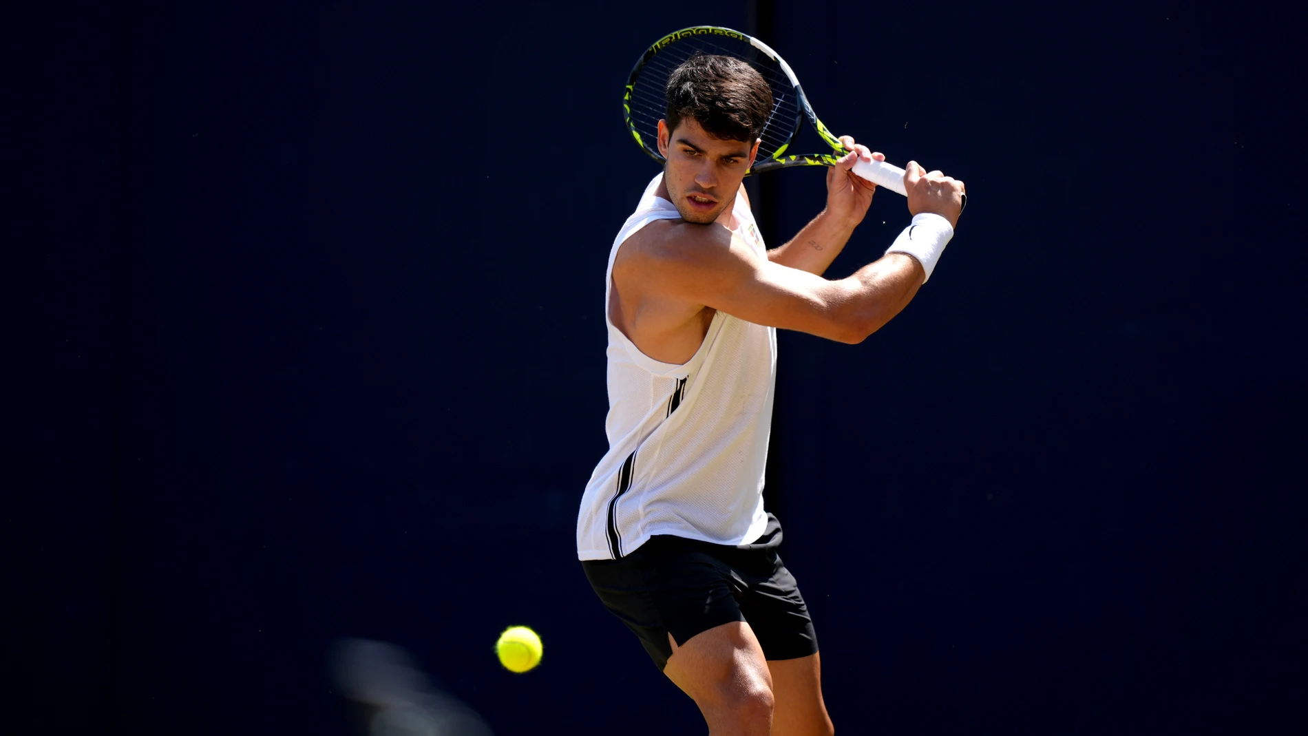 16 June 2025, United Kingdom, London: Spanish tennis player Carlos Alcaraz in action during a training session on day eight of the HSBC Championships at The Queen's Club in London. Photo: Ben Whitley/PA Wire/dpa 16/06/2025 ONLY FOR USE IN SPAIN