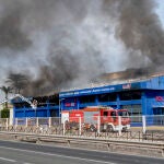 Un incendio de grandes dimensiones en un gimnasio en Castilleja (Sevilla)