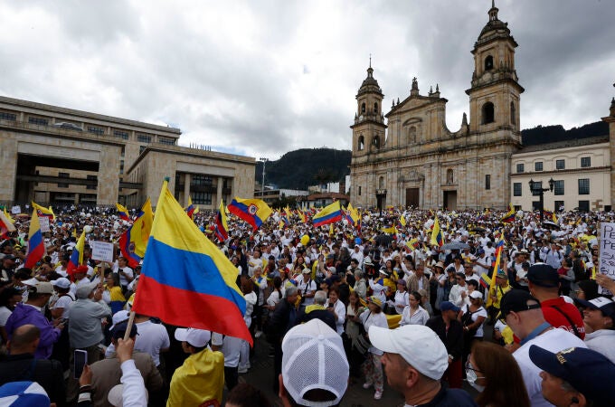 Miles de colombianos salen a las calles de grandes ciudades para rechazar la violencia
