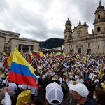 Miles de colombianos salen a las calles de grandes ciudades para rechazar la violencia
