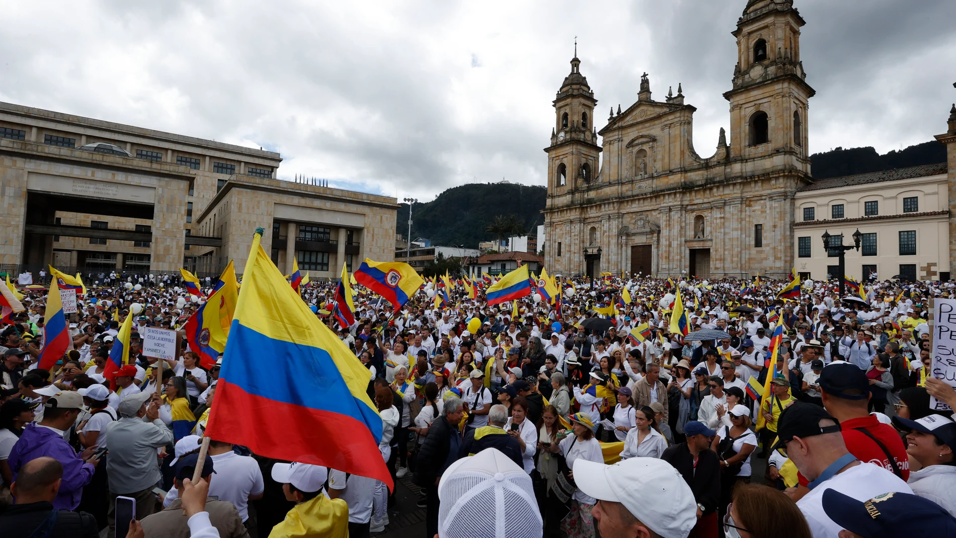 FOTODELDÍA AME6198. BOGOTÁ (COLOMBIA), 15/06/2025.- Personas se manifiestan con carteles y banderas durante la "Marcha del silencio" este domingo, en Bogotá (Colombia). La movilización popular fue convocada tras el atentado en el que fue gravemente herido el pasado 7 de junio el senador y precandidato presidencial Miguel Uribe Turbay, y tras la oleada terrorista que tres días después dejó ocho muertos y más de 80 heridos en el suroeste del país. EFE/Mauricio Dueñas Castañeda