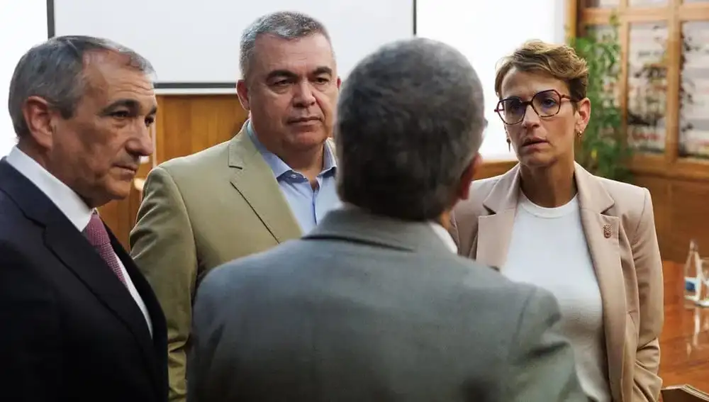 Santos Cerdán con María Chivite y su tío el consejero navarro