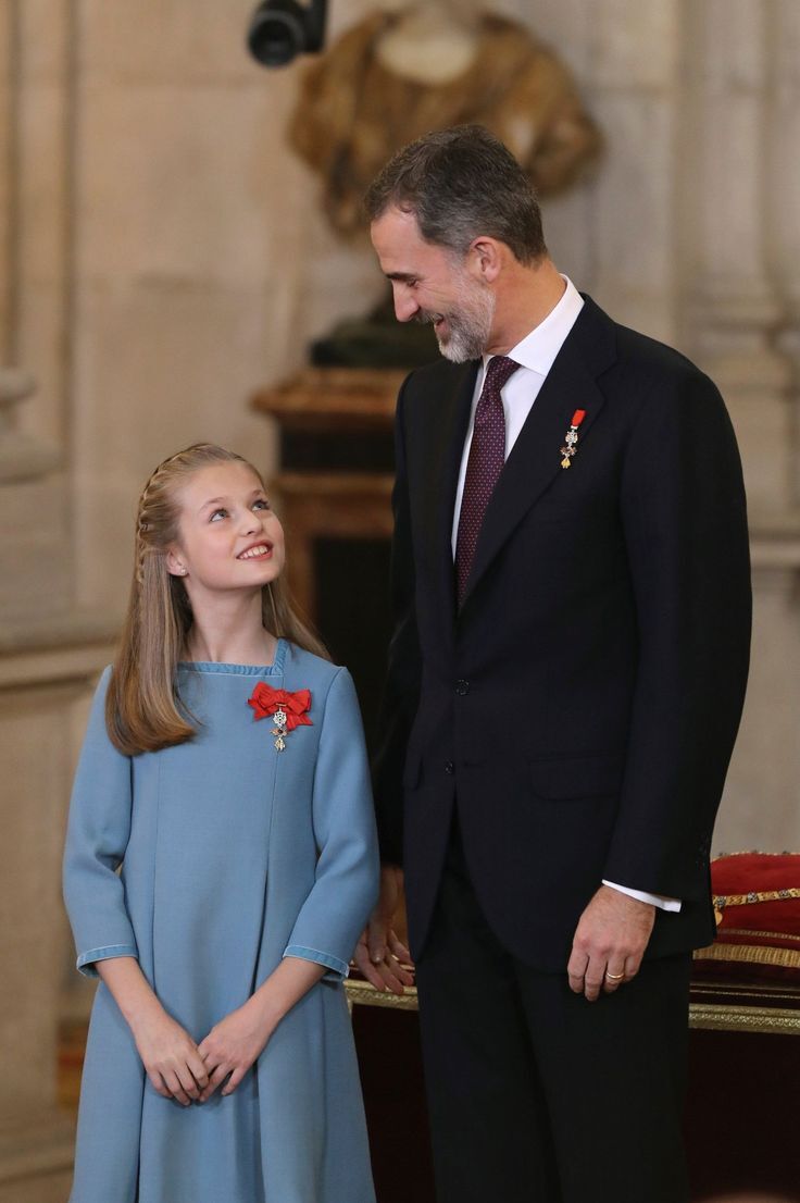 La princesa Leonor junto al Rey Felipe VI durante la ceremonia de imposición del Toisón de Oro