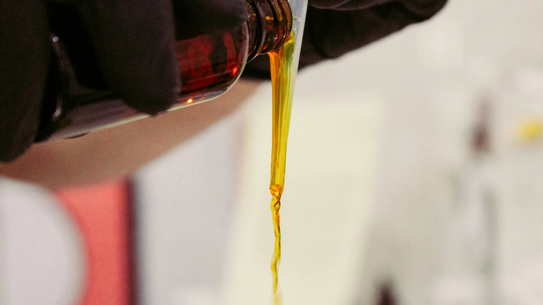 El aceite que mejora tu piel, memoria y concentración con solo una cucharadita al día