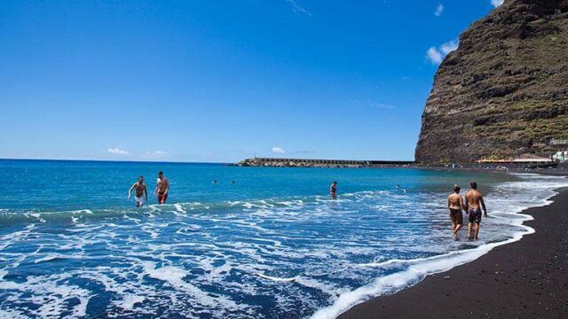 Rescate heroico en Canarias: un guardia civil le salva la vida a un bañista en apuros 