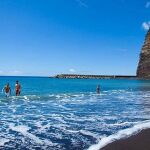 Rescate heroico en Canarias: un guardia civil le salva la vida a un bañista en apuros 