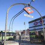 El Ayuntamiento estudia incorporar algún sistema que aporte sombra aliviando las colas de los viajeros en Cuatro Vientos