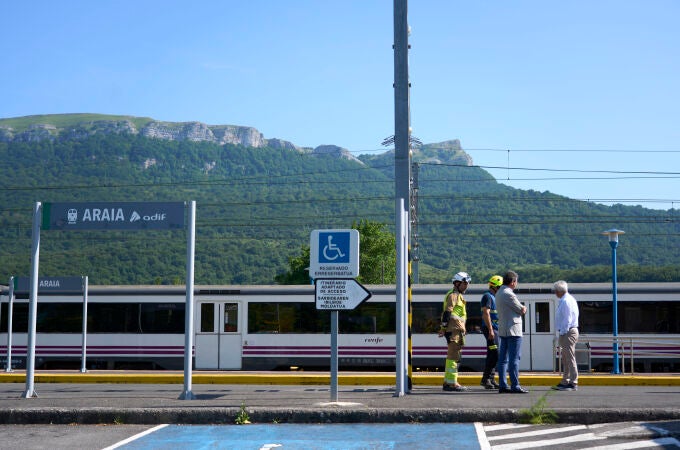 Fallece una joven electrocutada por la catenaria del tren en una estación de Álava