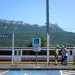 Fallece una joven electrocutada por la catenaria del tren en una estación de Álava