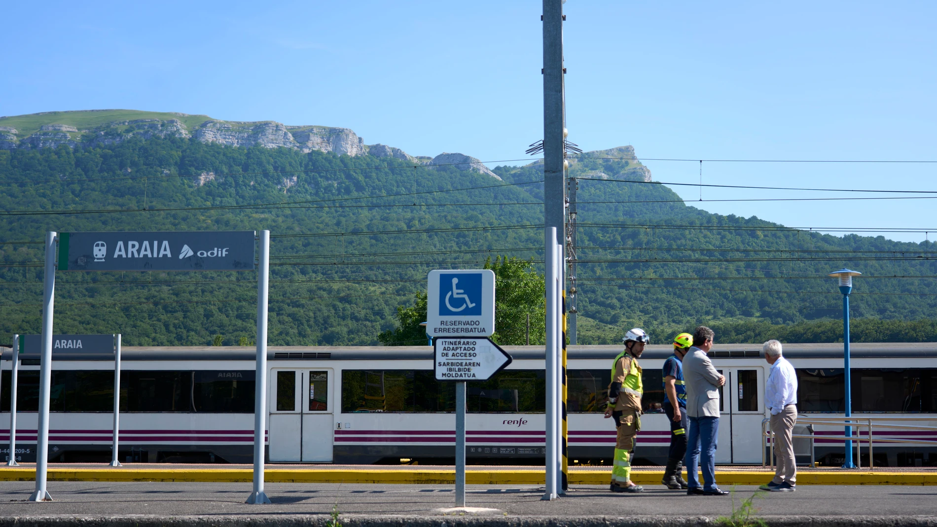ALBÉNIZ (ÁLAVA), 16/06/2025.- Bomberos en el lugar donde una joven ha perdido la vida este lunes víctima de una descarga eléctrica en una catenaria de las vías del tren en la estación de Albéniz (Álava) y otra joven que se encontraba con la fallecida ha resultado herida. EFE/L. Rico