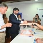 López Miras: "Sánchez sigue en La Moncloa porque tiene que tapar toda la corrupción que hay a su alrededor"