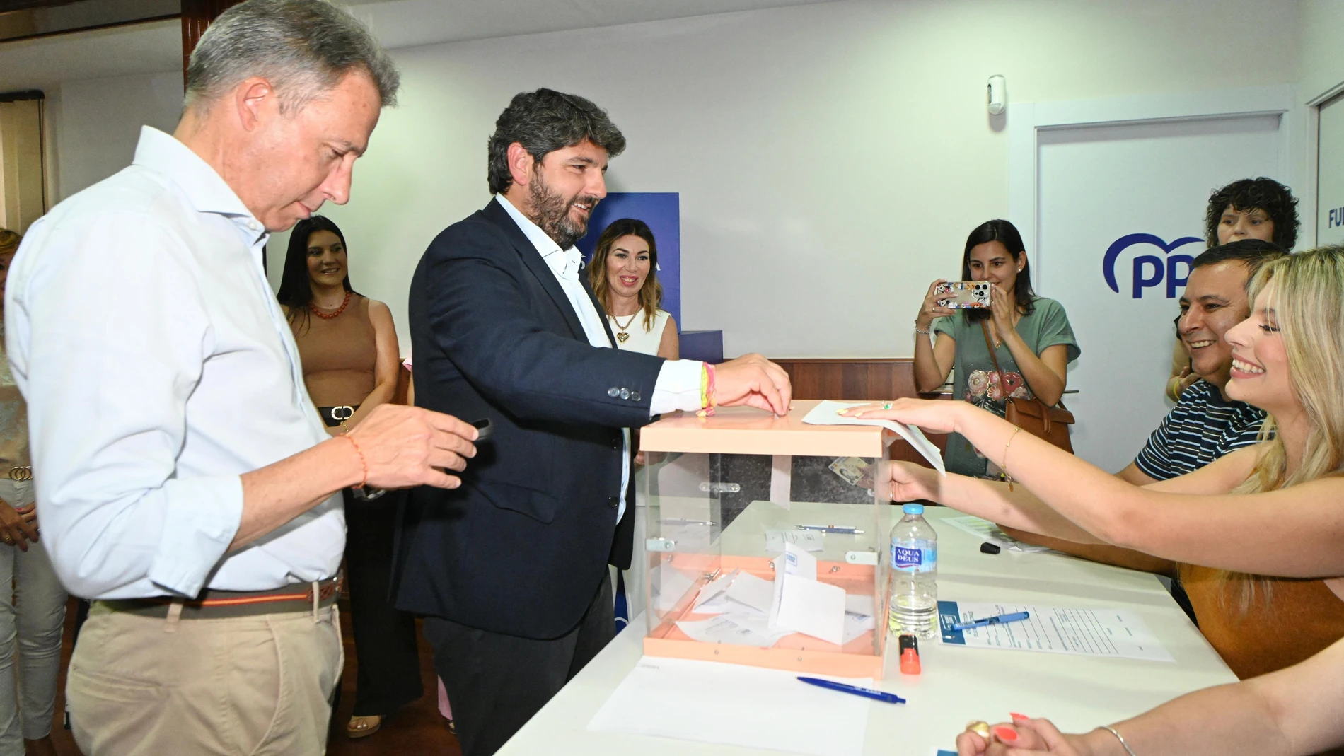 El presidente del PP de la Región de Murcia, Fernando López Miras, ejerce su derecho a voto en la sede del PP de Lorca en el marco de las elecciones internas a presidente nacional del partido con motivo del Congreso Nacional de la organización. REMITIDA / HANDOUT por PPRM Fotografía remitida a medios de comunicación exclusivamente para ilustrar la noticia a la que hace referencia la imagen, y citando la procedencia de la imagen en la firma 16/06/2025