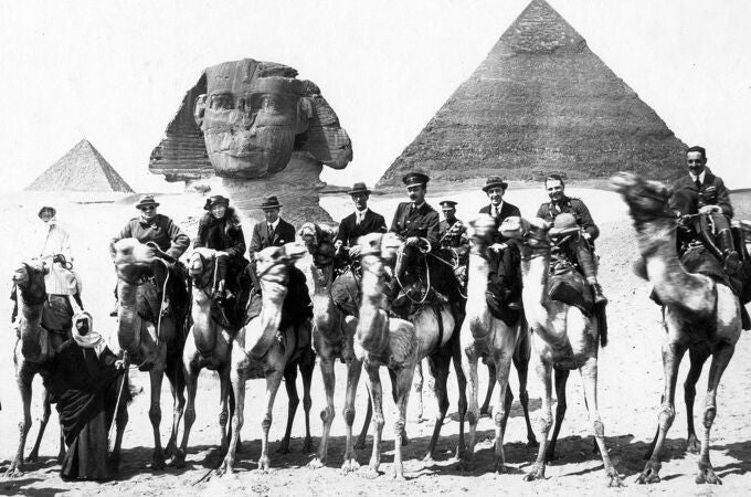 La arqueóloga Gertrude Bell (Tercera desde la izqda.) en 1921, en El Cairo