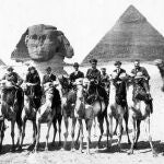 La arqueóloga Gertrude Bell (Tercera desde la izqda.) en 1921, en El Cairo
