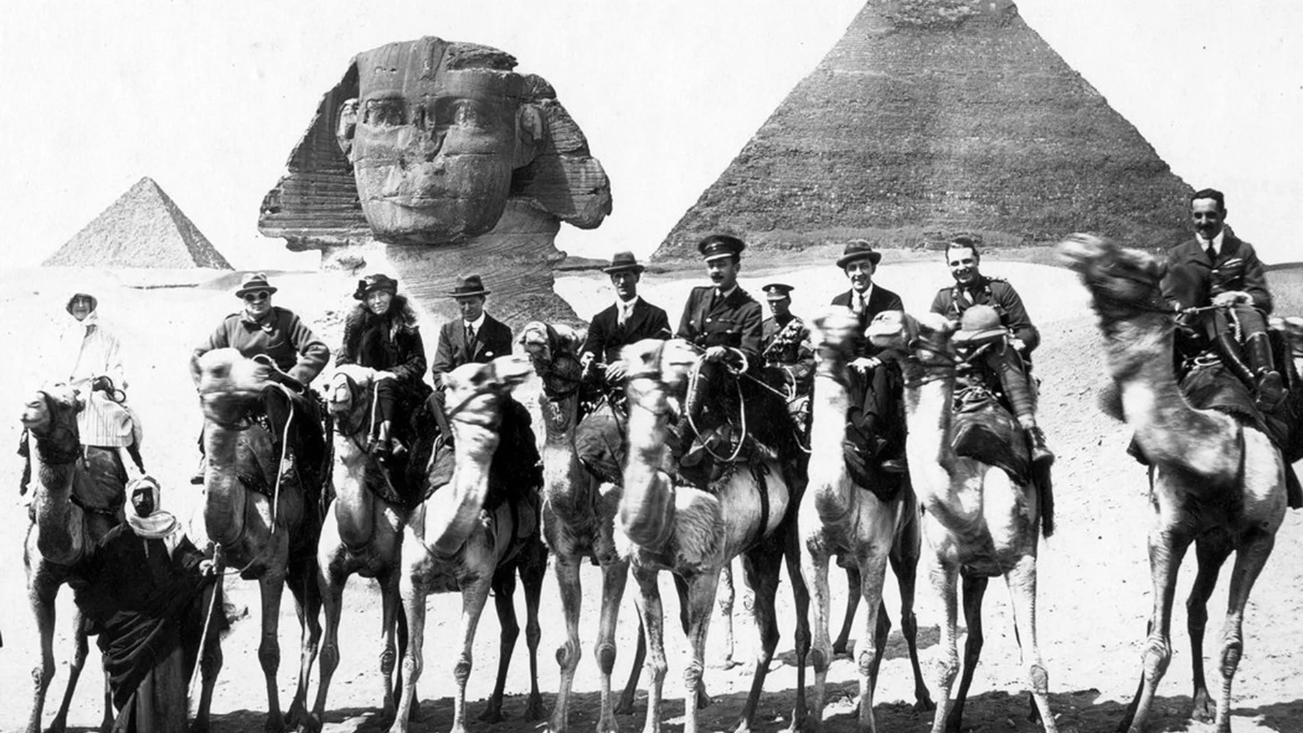 La arqueóloga Gertrude Bell (Tercera desde la izqda.) en 1921, en El Cairo