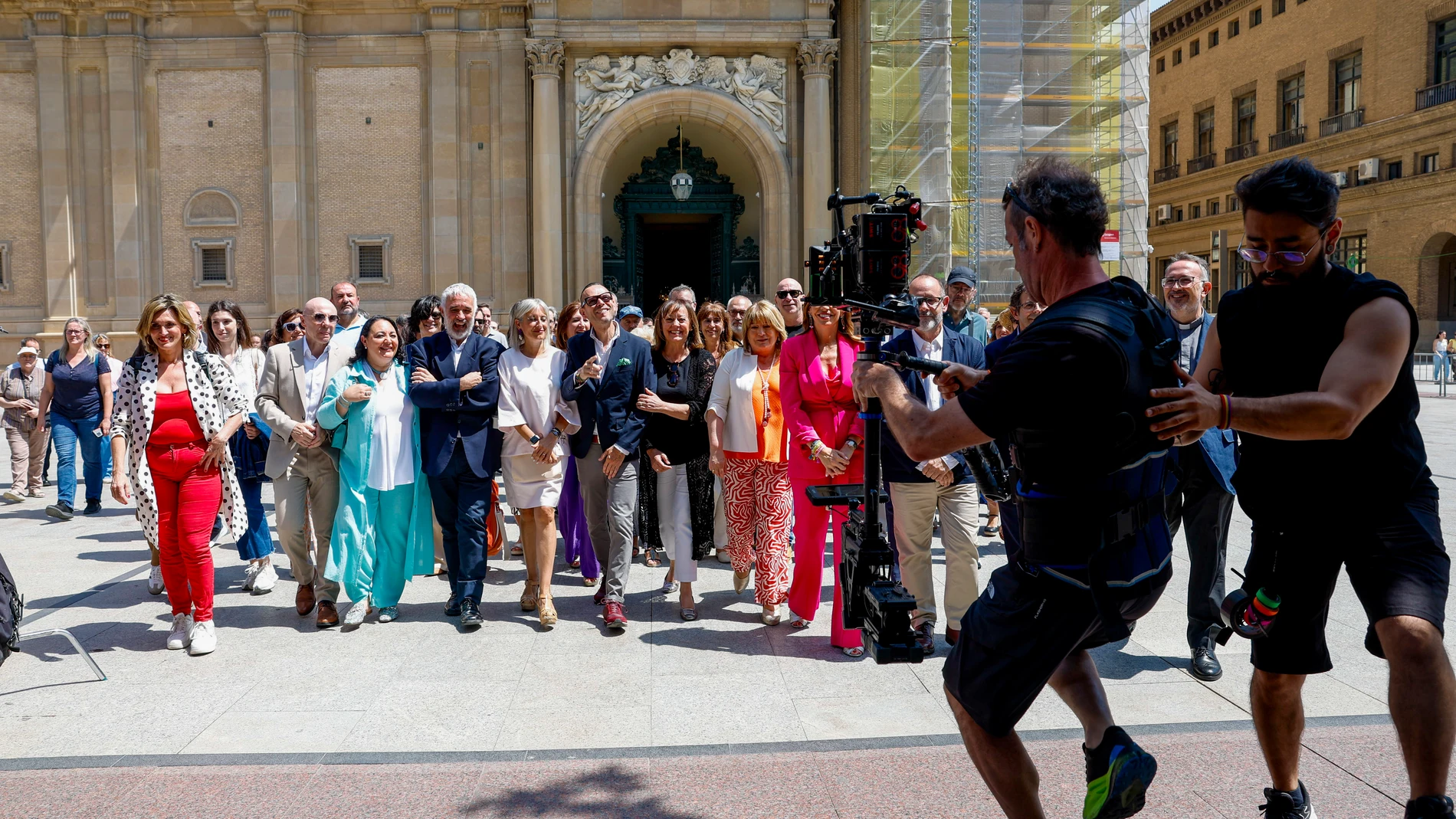 ZARAGOZA, 16/06/2025.- Grabación de una de las tomas del remake de Salidade misa de 12 del Pilar de Zaragoza,la película española más antigua conservada y la primera realizada por un cineasta español en España, y que se ha filmado este lunes en la capital aragonesa. EFE/Javier Cebollada