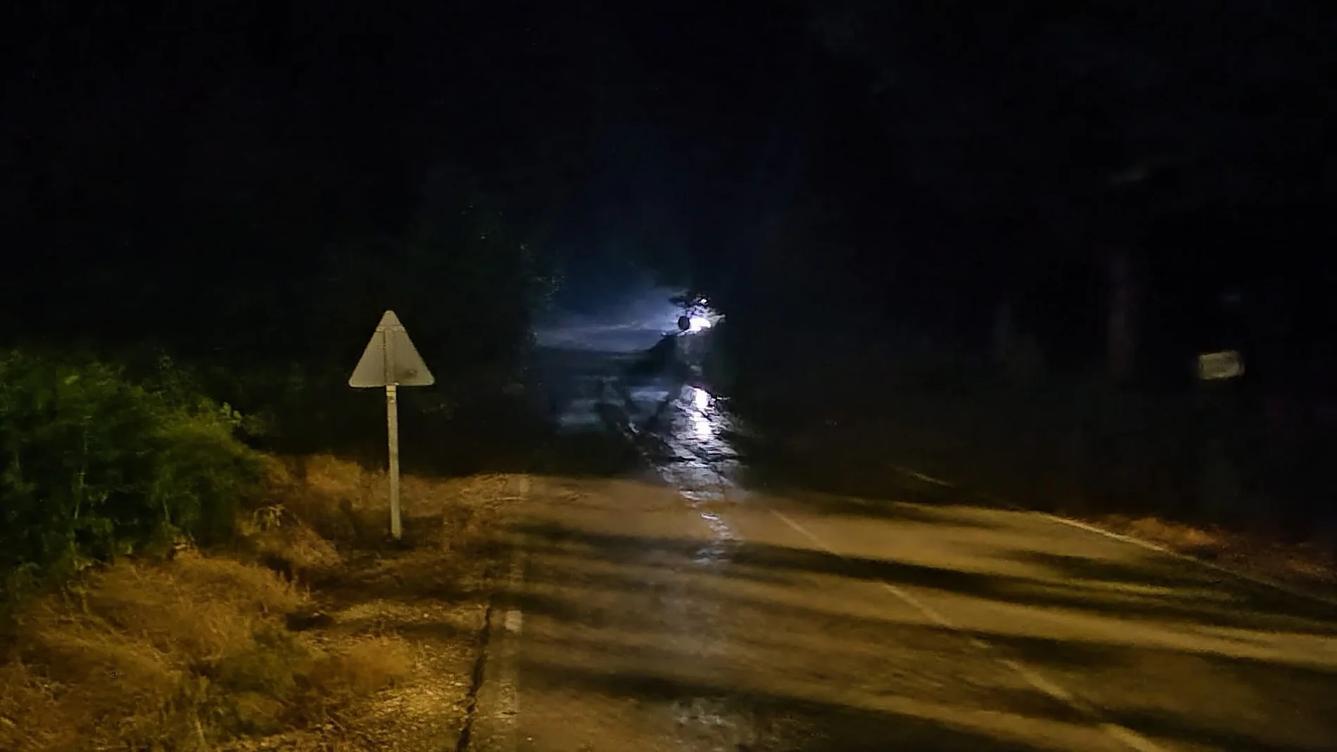 Las tormentas obligan al rescate de personas atrapadas por la crecida de los cauces fluviales de Arcos de la Sierra