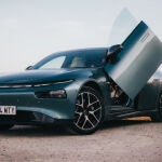 El Xpeng P7 Wing Edition en color verde