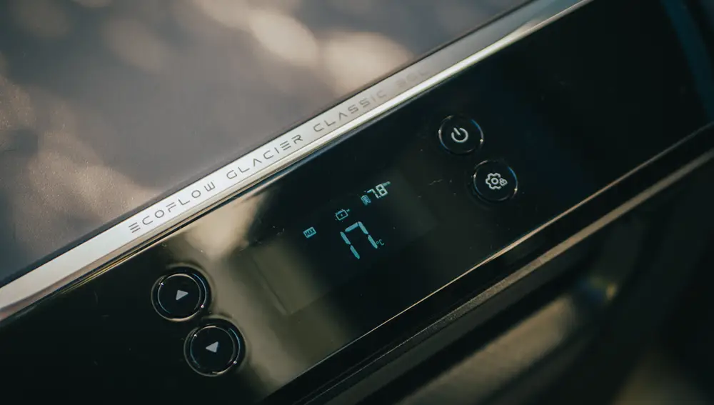 El control de temperatura se hace desde los botones de uno de los laterales