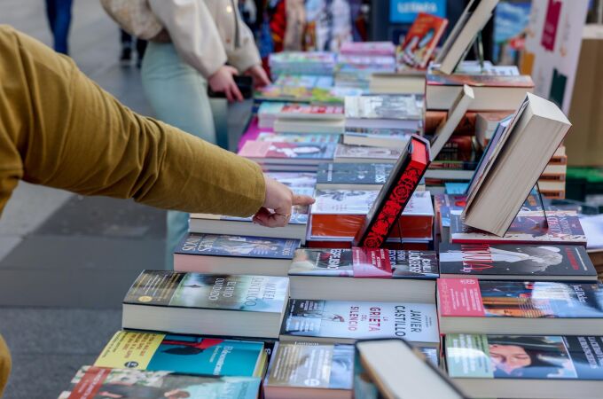 Una persona comprando libros