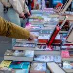 Una persona comprando libros