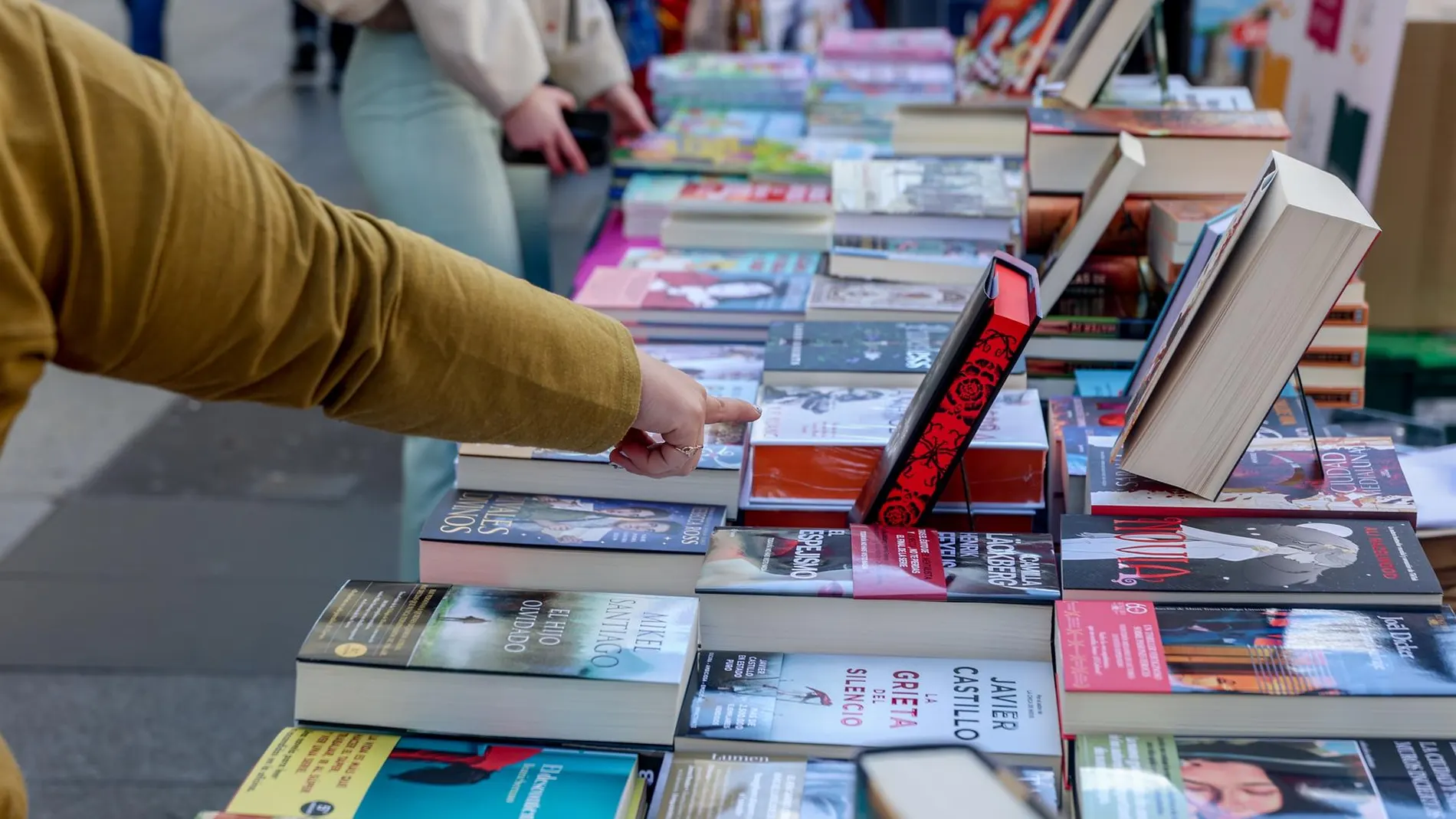 Una persona comprando libros