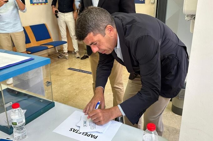 El 'president' de la Generalitat y líder del PPCV, Carlos Mazón, participa en la votación de los compromisarios del Congreso del PP