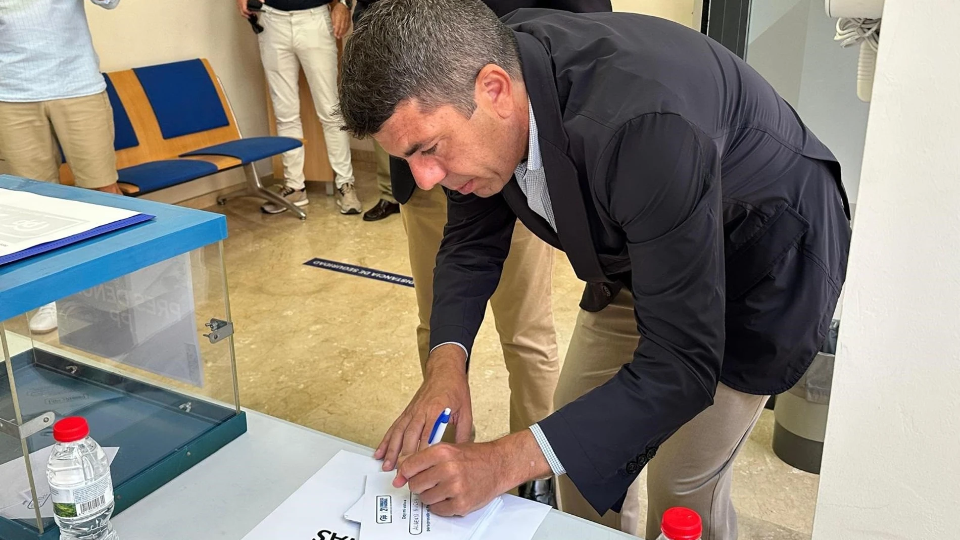 El 'president' de la Generalitat y líder del PPCV, Carlos Mazón, participa en la votación de los compromisarios del Congreso del PP REMITIDA / HANDOUT por PPCV Fotografía remitida a medios de comunicación exclusivamente para ilustrar la noticia a la que hace referencia la imagen, y citando la procedencia de la imagen en la firma 16/06/2025