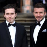 Brooklyn junto a su padre, David Beckham 