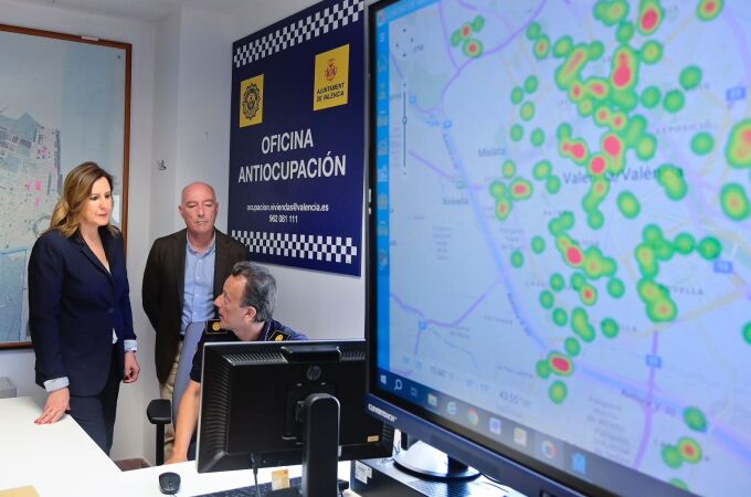La alcaldesa y el concejal de Policía, en la oficina antiokupación